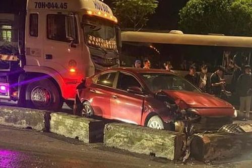 Ôtô nghi chở thuốc lá lậu bị chặn bắt, tài xế tông loạn xạ hòng trốn thoát
