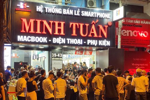 Dân TP.HCM thức xuyên đêm, xếp hàng mua iPhone 16 series
