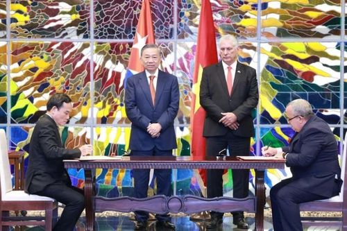 Lãnh đạo Việt Nam - Cuba chứng kiến Lễ ký các văn kiện hợp tác