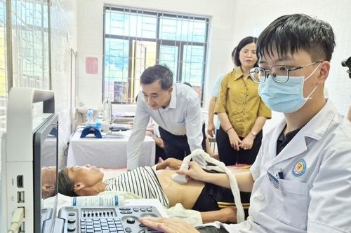 Hơn 1.000 người dân vùng lũ ở Hòa Bình được khám bệnh miễn phí