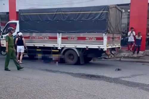 Đồng Nai: Va chạm với xe tải đang ôm cua tại ngã tư, 2 người đi xe máy tử vong