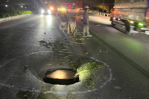 Bắc Ninh: 'Hố tử thần' bất ngờ xuất hiện trên QL18, giao thông ách tắc