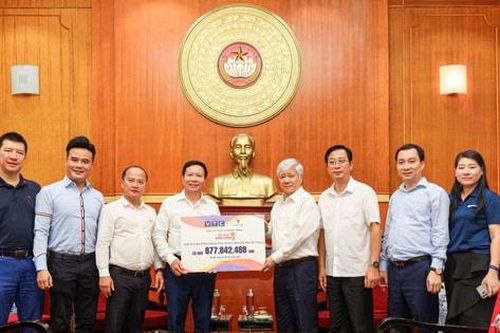 Trao hơn 877 triệu đồng quyên góp tại chương trình nghệ thuật 'Việt Nam kiên cường' hỗ trợ đồng bào bão lũ