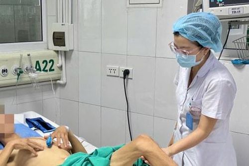 Nhịn ăn, uống 10 lít nước kiềm pha muối/ngày để 'thanh lọc cơ thể', người đàn ông suýt mất mạng