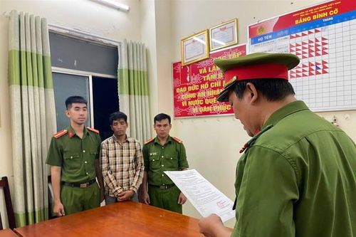 Đang quét rác trên đường, một phụ nữ bị giật dây chuyền