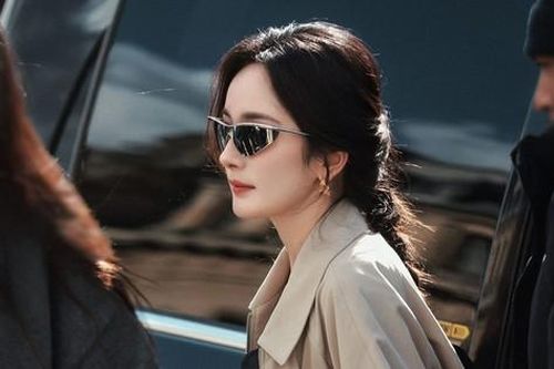 Dương Mịch đơn giản vẫn 'dịu keo' tại show LOEWE ở Paris Fashion Week
