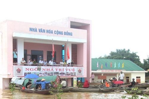 'Thành lũy' của người dân sống trong vùng tâm lũ
