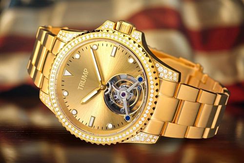 Donald Trump bán đồng hồ vàng 100.000 USD