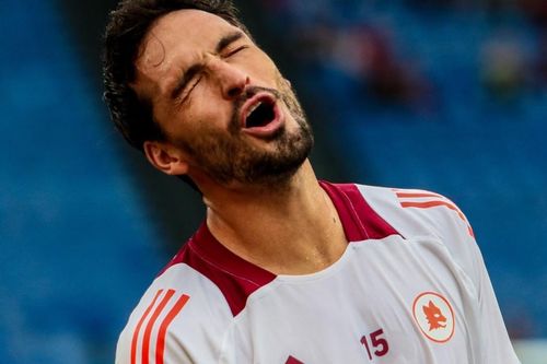 Hummels bị bỏ rơi tại Roma