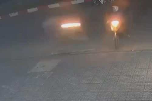 Khoảnh khắc tai nạn giữa hai học sinh và cô giáo mầm non