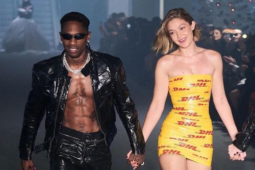 Gigi Hadid diện váy làm từ băng dính