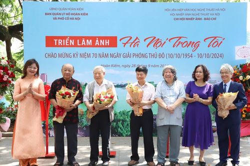 Triển lãm ảnh 'Hà Nội trong tôi' năm 2024: Dấu ấn đậm sâu của thời gian