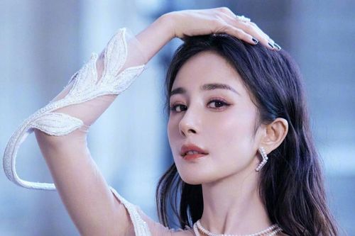 Dương Mịch biến hóa, nổi bật giữa dàn sao Trung Quốc tại Paris
