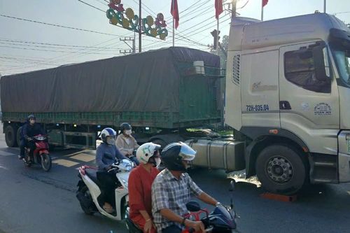 Tai nạn giao thông mới nhất 28/9/2024: người đàn ông tử vong sau va chạm container