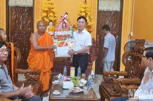 Bạc Liêu tổ chức nhiều đoàn thăm, chúc mừng lễ Sen Dolta của đồng bào Khmer Nam Bộ