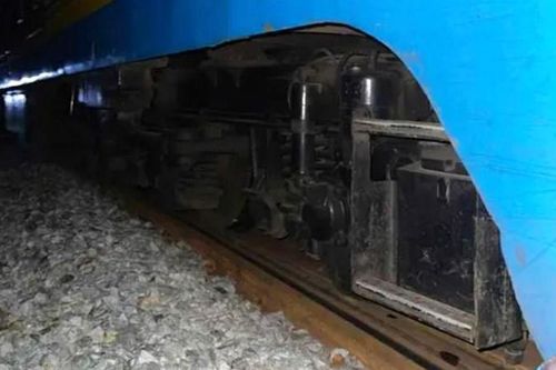 Tàu chở hàng HH16T trật bánh tại Phú Lộc, Thừa Thiên Huế
