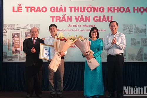 Trao Giải thưởng Trần Văn Giàu cho tác phẩm 'Đô thị Sài Gòn-Chợ Lớn trước năm 1945 qua tài liệu lưu trữ'