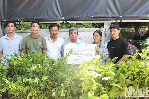 Gần 1 tỷ đồng hỗ trợ sinh kế cộng đồng bảo vệ sinh cảnh và Voọc Chà vá chân xám