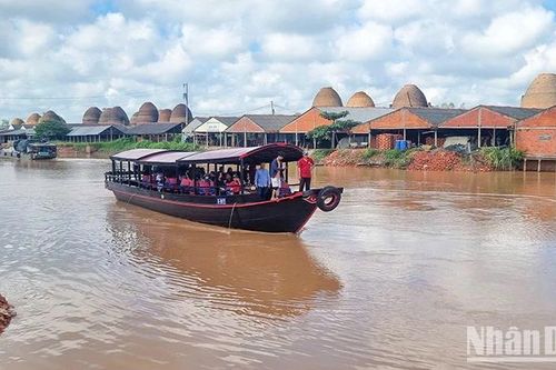 Phát triển du lịch đường sông gắn với bảo tồn giá trị làng nghề gạch gốm Mang Thít, tỉnh Vĩnh Long