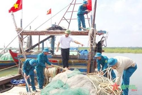 Hà Tĩnh: Dân quân biển đồng hành cùng ngư dân vươn khơi