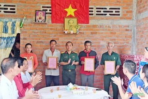 Bộ CHQS tỉnh Long An trao tặng 4 căn nhà đại đoàn kết