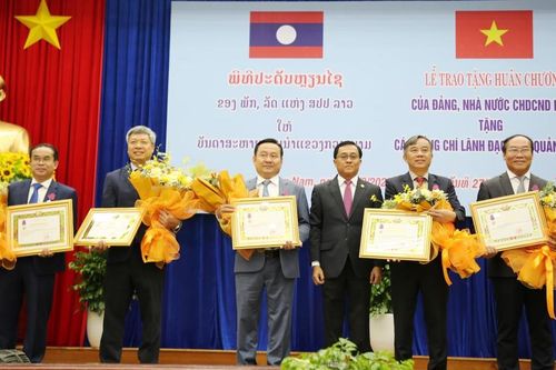 6 lãnh đạo tỉnh Quảng Nam được nhận Huân chương Độc lập của nước bạn Lào