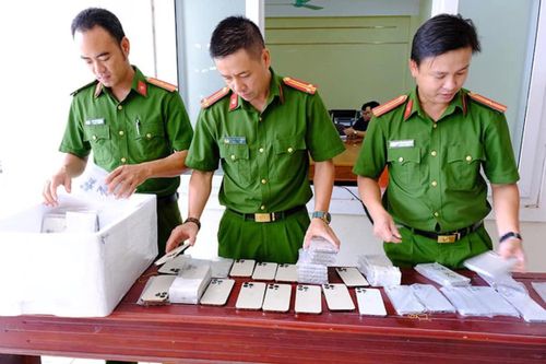 Bắt nhóm đối tượng lừa bán điện thoại di động giả