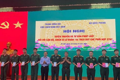 Bổ ích Hội nghị tuyên truyền và tư vấn pháp luật tại Lữ đoàn 144