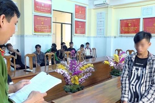 Bắt tạm giam 12 thanh, thiếu niên để điều tra tội 'Giết người'