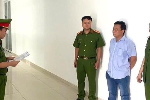 Khởi tố kẻ chôn lén tới 2.200 tấn chất thải công nghiệp ở Bình Dương