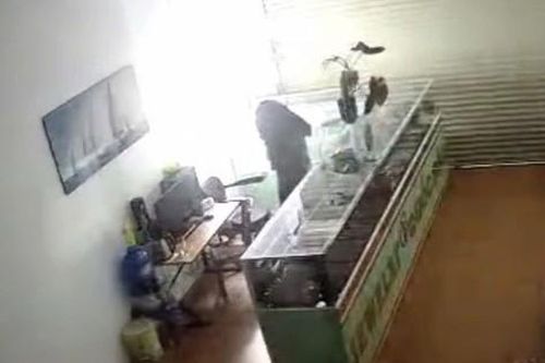 Kẻ gian đột nhập, lấy toàn bộ trang sức của một tiệm bạc