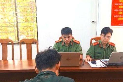 Công an làm việc với quản trị viên nhóm facebook nổi tiếng đăng tin sai sự thật