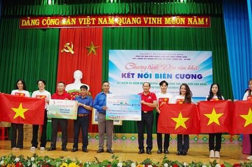 1.000 lá cờ Tổ quốc cùng nhiều phần quà giá trị khoảng 1 tỷ đồng tặng bà con Đắk Nông