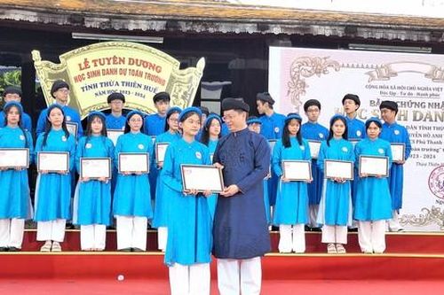 Lễ tuyên dương 'đặc biệt' cho 384 học sinh danh dự toàn trường