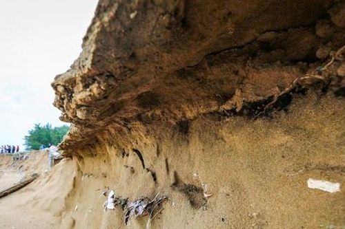 Người dân bất an vì bờ biển ở Hà Tĩnh bị sạt lở nặng nề