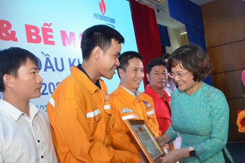 Trao giải cho các thí sinh tại Hội thi tay nghề Dầu khí lần VIII