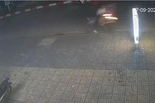 Xe máy phóng nhanh tông nữ giáo viên tử vong
