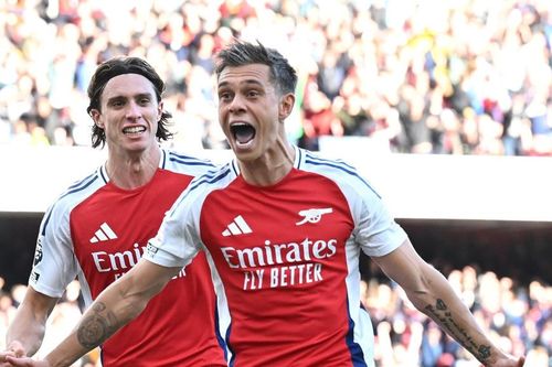 Arsenal thắng nghẹt thở, phả hơi nóng vào gáy Man City