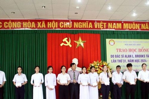 Quảng Nam: Trao học bổng Alan L.Brooks hỗ trợ học sinh vượt khó học giỏi