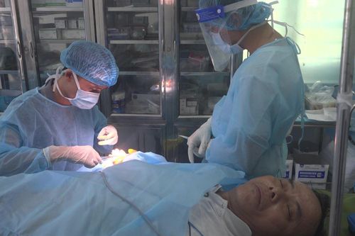 Bệnh xá đảo Song Tử Tây cấp cứu ngư dân Quảng Nam bị tai nạn trên biển