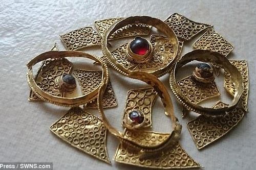 Đào đất làm hàng rào, người đàn ông tìm thấy chiếc hộp chứa đầy vàng