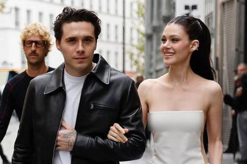 Con dâu Beckham 'thả rông' xuống phố