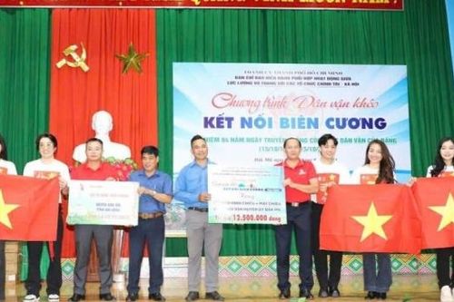 Trao tặng 1.000 lá cờ Tổ quốc và nhiều phần quà ý nghĩa tại Đắk Nông