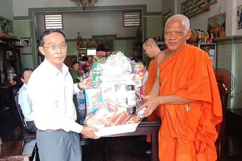 Bí thư Huyện ủy Thoại Sơn thăm và tặng quà chúc mừng Lễ Sen Dolta tại chùa Kal Pô Prưk