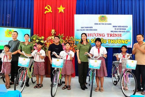 Công an tỉnh tổ chức chương trình 'Chia sẻ yêu thương' tại huyện Phú Tân