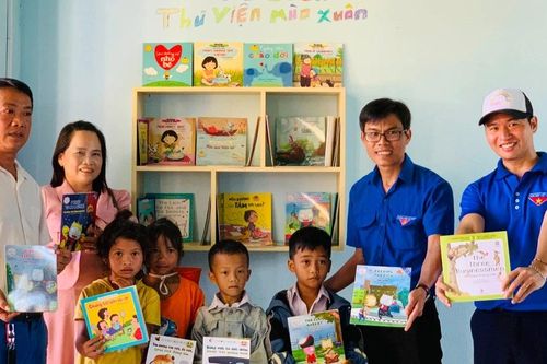 Đak Pơ: Trao tặng công trình 'Sân chơi cho em' tại Trường Tiểu học và THCS Đào Duy Từ