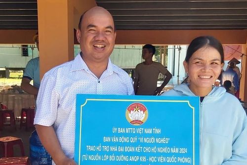 Trao 100 suất quà cho học sinh và 6 con bò cho hộ nghèo xã Yang Bắc