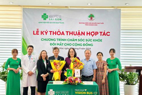 Bệnh viện Mắt Sài Gòn Nha Trang và Ban đại diện Hội Người Cao tuổi tỉnh: Ký kết chương trình chăm sóc sức khỏe đôi mắt cho cộng đồng