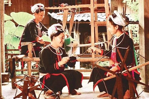 Bức thổ cẩm trên núi