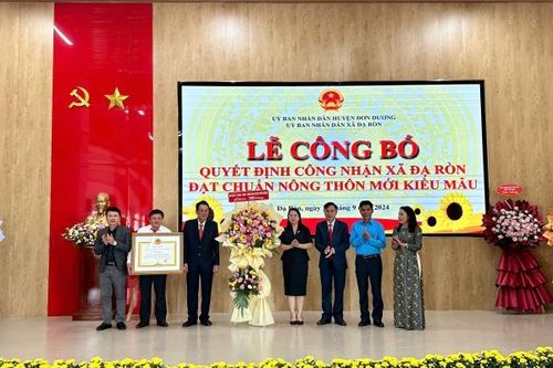 Đạ Ròn đón nhận xã đạt chuẩn nông thôn mới kiểu mẫu